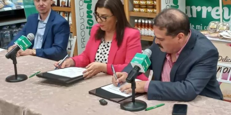 Firman convenio Abarrey y autoridades de la Secretaría de Economía de Sonora.