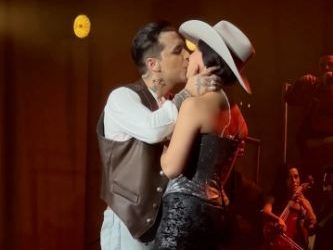 Christian Nodal y Ángela Aguilar se besan en el escenario y enloquecen al Auditorio Nacional.