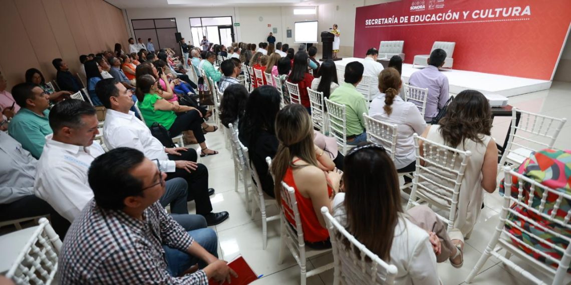 Analizan docentes sonorenses y SEP desafíos de la política educativa nacional.