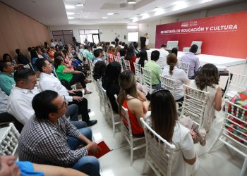 Analizan docentes sonorenses y SEP desafíos de la política educativa nacional.