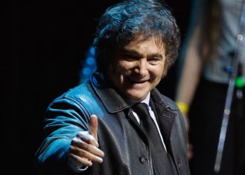 Suben tarifas de luz y gas en Argentina tras retirada de subsidios por parte del gobierno de Milei.