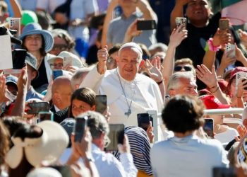Papa Francisco pide homilías cortas, que no hagan dormir a los fieles.