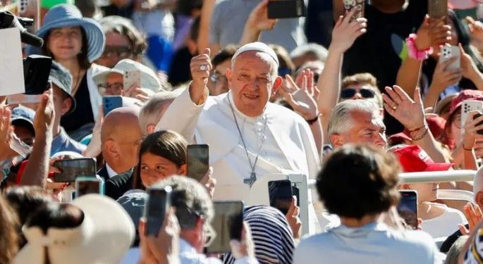 Papa Francisco pide homilías cortas, que no hagan dormir a los fieles.