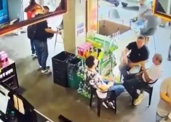 Hombre dispara a sujeto que enviaba mensajes a su hija de 15 años en Colombia.