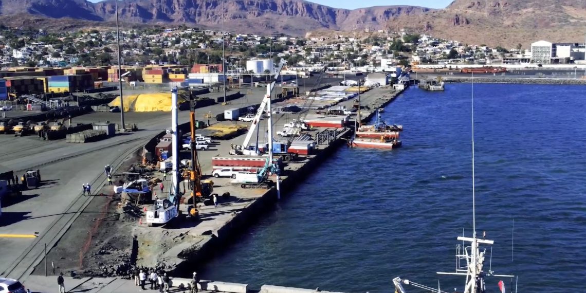 Iniciará Gobernador Durazo plan piloto para envío de vehículos de Ford por Puerto de Guaymas.