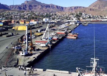 Iniciará Gobernador Durazo plan piloto para envío de vehículos de Ford por Puerto de Guaymas.