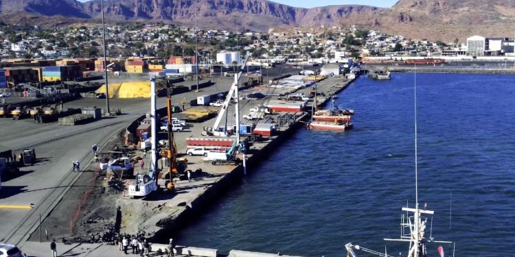 Iniciará Gobernador Durazo plan piloto para envío de vehículos de Ford por Puerto de Guaymas.