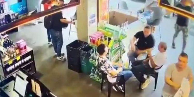 Hombre dispara a sujeto que enviaba mensajes a su hija de 15 años en Colombia.