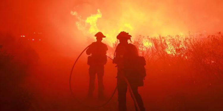Evacúan a unas mil 200 personas por un incendio forestal a las afueras de Los Ángeles.