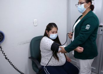Gobierno federal amplía por 3 meses contratos a trabajadores de salud de estados no federalizados.