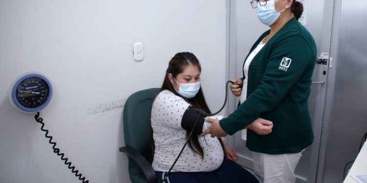 Gobierno federal amplía por 3 meses contratos a trabajadores de salud de estados no federalizados.