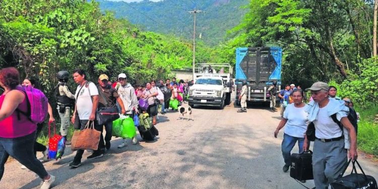 Entre cobros de piso, violencia y terror: así viven miles de desplazados de Tila, Chiapas; se niegan a regresar a su comunidad.