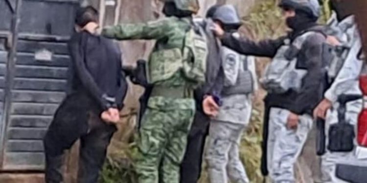 Detienen a tres indígenas tzeltales por su presunta participación en la masacre de una familia en Pantelhó, Chiapas.