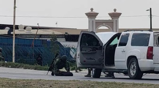 Sicarios abandonan camioneta blindada con una granada en carretera de Tamaulipas.