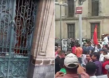 CNTE rompe vidrios de puerta de Palacio Nacional; se enfrenta con policías, tras reunión con AMLO.