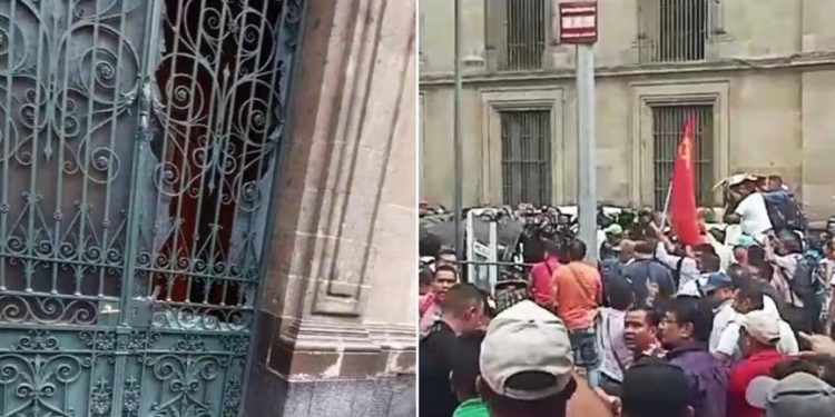 CNTE rompe vidrios de puerta de Palacio Nacional; se enfrenta con policías, tras reunión con AMLO.