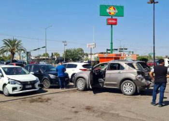 Carambola de 7 autos en López del Castillo y Olivares dejó saldo de 2 heridos en Hermosillo.