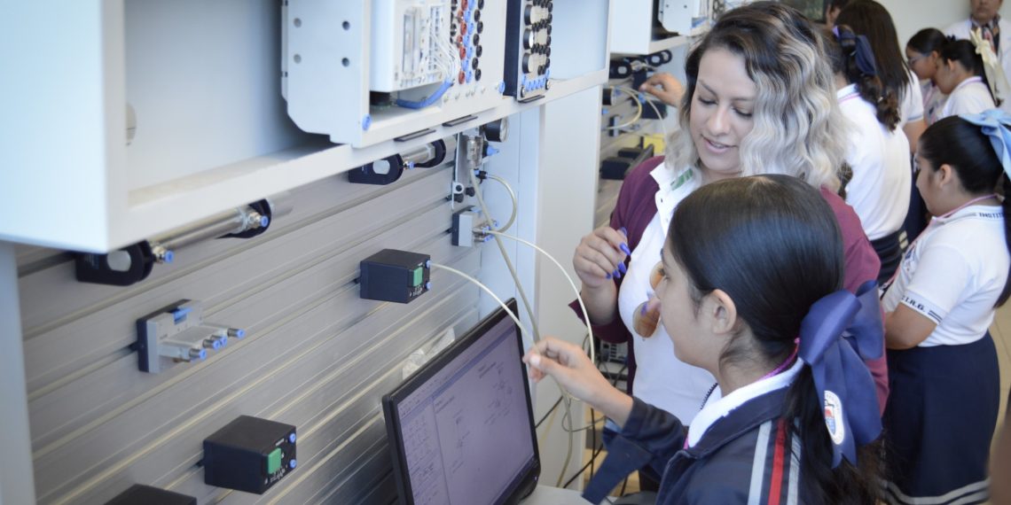 Impulsa UTGuaymas acercamiento de las niñas a la ciencia y la tecnología.