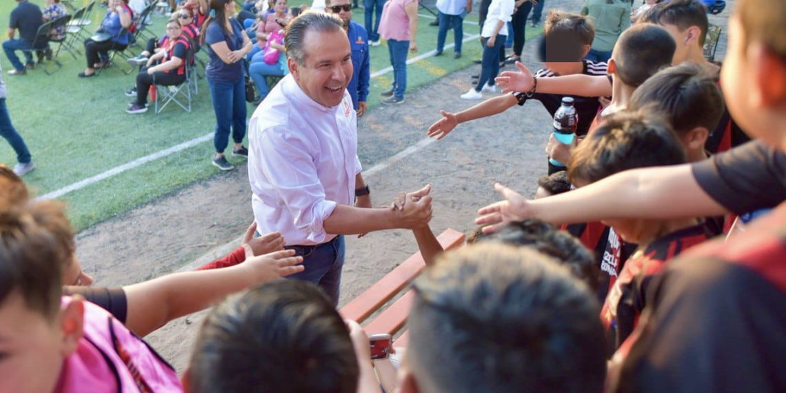 Entrega Toño Astiazarán rehabilitación del Deportivo Eusebio Kino.
