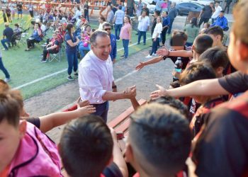 Entrega Toño Astiazarán rehabilitación del Deportivo Eusebio Kino.