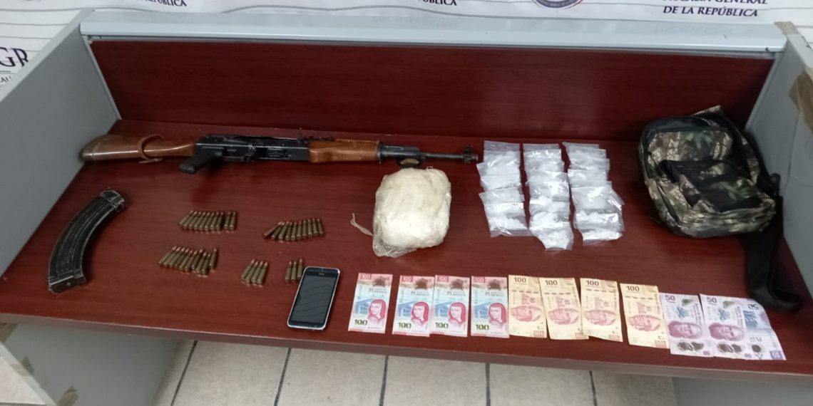 Detiene la policía federal ministerial a una persona con armamento y narcótico en Agua Prieta.