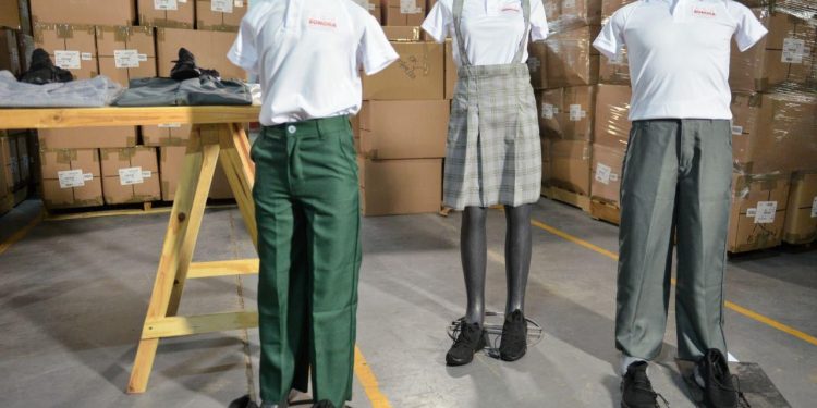 Destina Gobernador Alfonso Durazo presupuesto para uniformes escolares en Sonora.