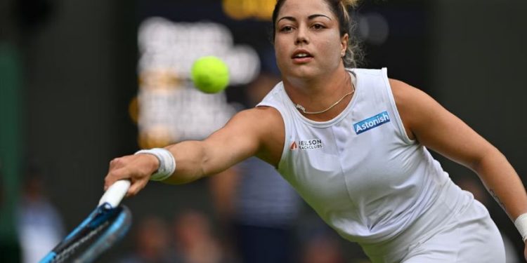 La mexicana Renata Zarazúa hace historia en Wimbledon, pese a caer ante Raducanu.