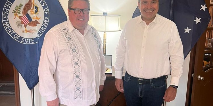 Reconoce Toño Astiazarán a policía municipal por ganar concurso internacional DARE.