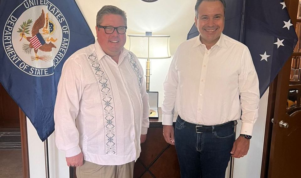 Reconoce Toño Astiazarán a policía municipal por ganar concurso internacional DARE.