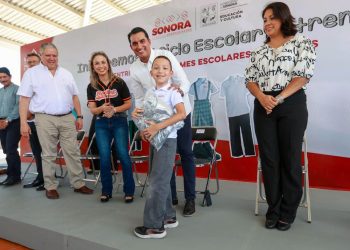 Entrega SEC Sonora los primeros paquetes de uniformes escolares gratuitos en Hermosillo.