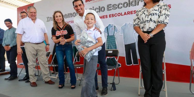 Entrega SEC Sonora los primeros paquetes de uniformes escolares gratuitos en Hermosillo.