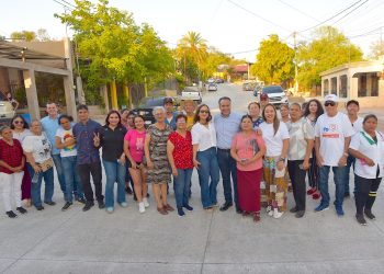 Entrega Toño Astiazarán pavimentación de calle con concreto hidráulico en El Ranchito.