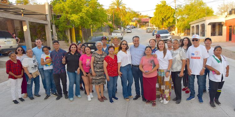 Entrega Toño Astiazarán pavimentación de calle con concreto hidráulico en El Ranchito.