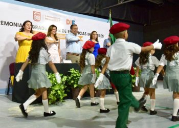 Acompañan Toño Astiazarán y Patty Ruibal a graduados de instancias infantiles DIF.