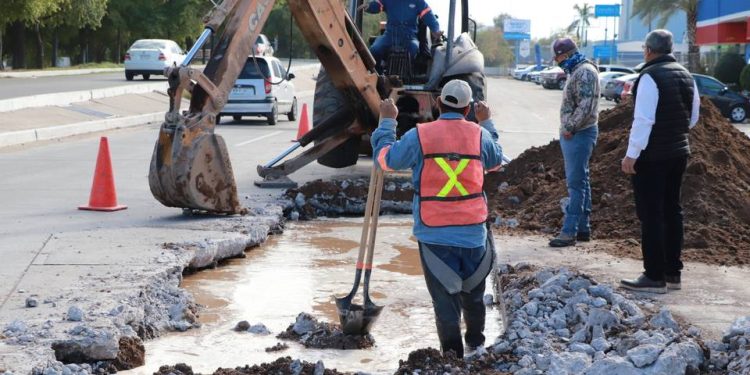 Agua de Hermosillo gasta 50 mdp al año solo en reparar fugas; reportan mil al mes.