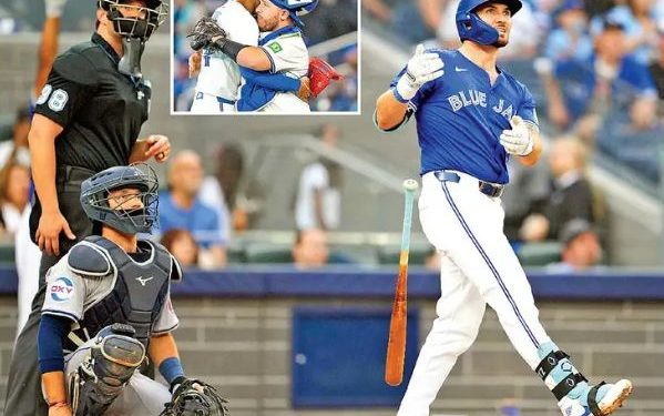 Duelo de catchers mexicanos: Kirk goza del triunfo.