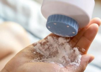 Talco podría ser cancerígeno, advierte la OMS.