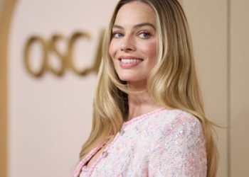 La actriz Margot Robbie y su esposo Tom Ackerley esperan su primer hijo, afirma la revista People.