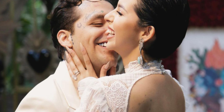 Christian Nodal publica primera foto con Ángela Aguilar como marido y mujer.