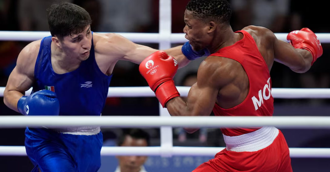 El mexicano Marco Verde vence a su rival y avanza a los Cuartos de Final de boxeo.