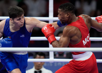 El mexicano Marco Verde vence a su rival y avanza a los Cuartos de Final de boxeo.