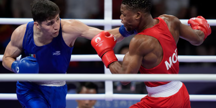 El mexicano Marco Verde vence a su rival y avanza a los Cuartos de Final de boxeo.