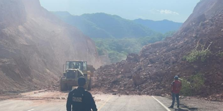 Alertan autoridades por posibles deslaves en carreteras tras lluvias en Sonora.