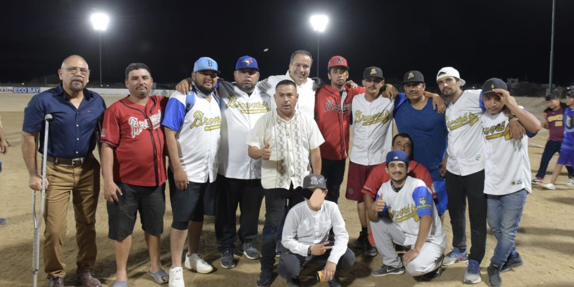 Entrega Toño Astiazarán iluminación de campo de béisbol en Bahía de Kino.