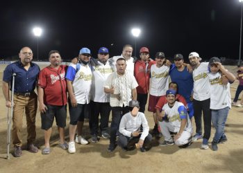 Entrega Toño Astiazarán iluminación de campo de béisbol en Bahía de Kino.