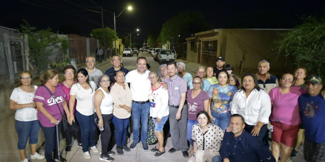 Entrega Toño Astiazarán pavimento largamente esperado en la colonia Internacional.