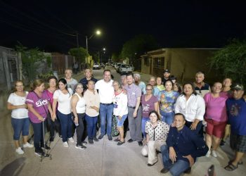 Entrega Toño Astiazarán pavimento largamente esperado en la colonia Internacional.