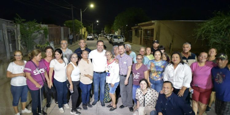 Entrega Toño Astiazarán pavimento largamente esperado en la colonia Internacional.