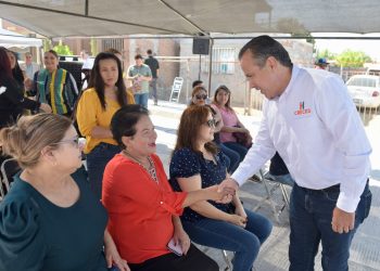 Entrega Toño Astiazarán rehabilitación con concreto hidráulico de calle en la Jacinto López.