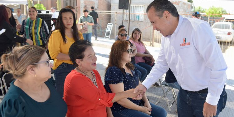 Entrega Toño Astiazarán rehabilitación con concreto hidráulico de calle en la Jacinto López.